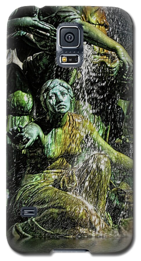 Woman in The Fountain Chicago - Phone Case