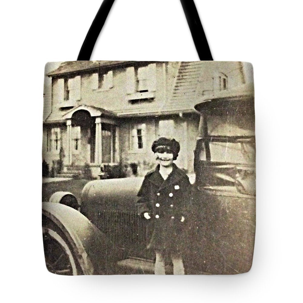 Little 1920s Girl With Car - Tote Bag