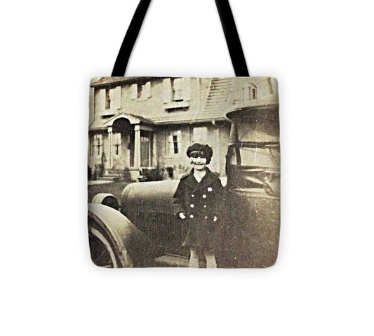 Little 1920s Girl With Car - Tote Bag